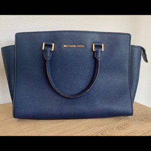 NAVY BLUE MICHAEL KORS PURSE